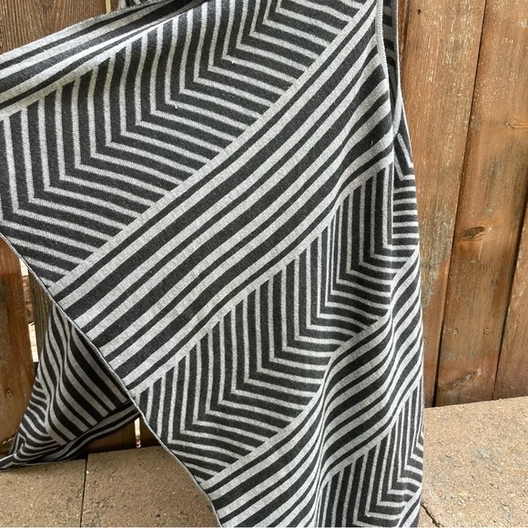 ENERGE Women’s Striped Gray Sleeveless Sweater Vest Open Front One Size - Picture 6 of 10